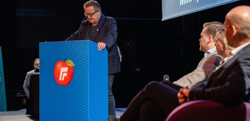 Delegat stiller stortingsrepresentatene spørsmål