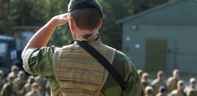Soldat i giv akt, med ryggen til kamera. Foto. Soldat i giv akt, med ryggen til kamera. Foto.