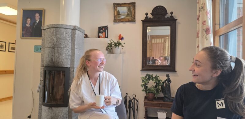 Teamleder Vilde og medesinstudent Ingrid i samtale