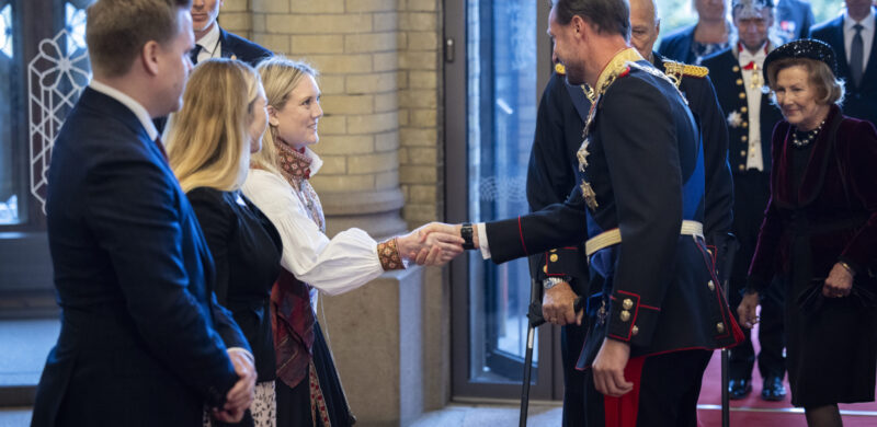 Aina Stenersen tar i mot H.M. Kronprinsen til åpningen av Stortinget oktober 2025