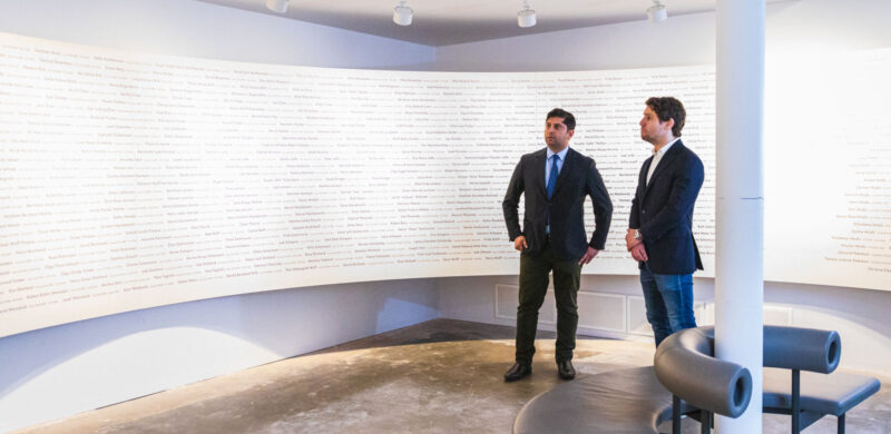 Himanshu Gulati og Magnus Birkelund besøker Holocaustsenteret