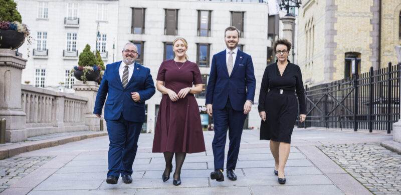 Stig Abrahamsen, Julia Brännström Nordtug, Kristian August Eilertsen og Anne Grethe Hauan fremmet forslaget i Stortinget sammen med partileder Sylvi Listhaug. Stig Abrahamsen, Julia Brännström Nordtug, Kristian August Eilertsen og Anne Grethe Hauan fremmet forslaget i Stortinget sammen med partileder Sylvi Listhaug.