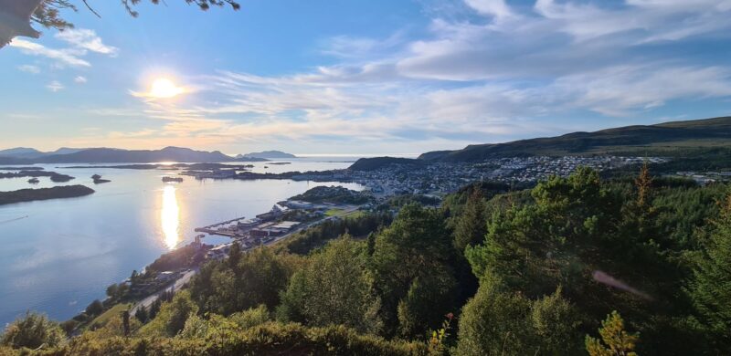 Utsikt over Ulsteinvik frå Notten