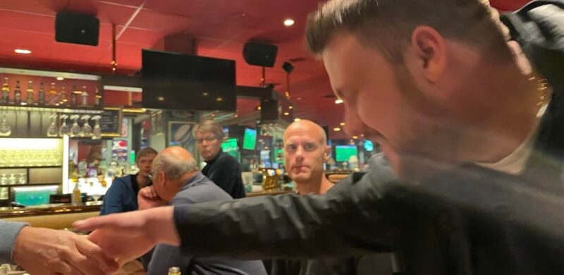Mats Prytz Halvorsrud som er leder i Nordre Follo FrP benyttet anledningen til å hilse på engasjerte deltakerne i kveld. Mats Prytz Halvorsrud som er leder i Nordre Follo FrP benyttet anledningen til å hilse på engasjerte deltakerne i kveld.