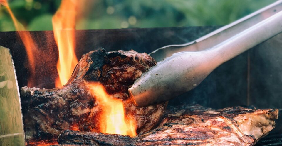 Grillmester Henrik trives godt ved grillen og lager gjerne sommermat til familie og venner.