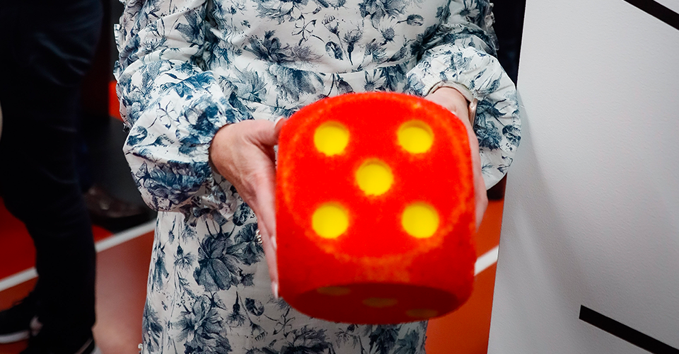 Sylvi Listhaug viser frem terningkastet som ble gitt av VG. Foto: Håkon Rusdal Sylvi Listhaug viser frem terningkastet som ble gitt av VG. Foto: Håkon Rusdal
